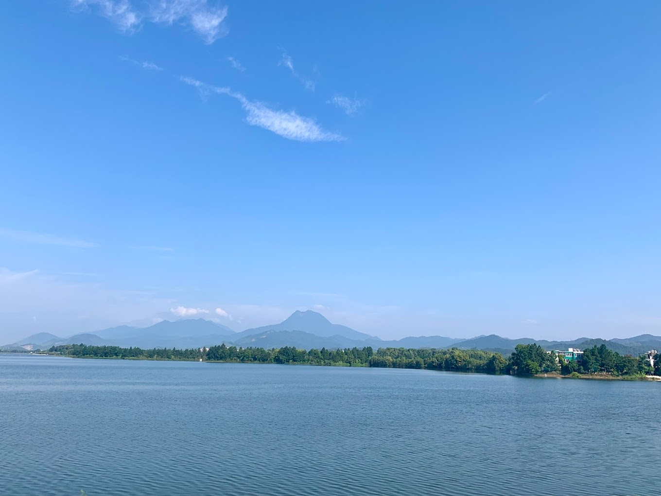 Khung cảnh hồ Đại Lải trong xanh, thanh bình